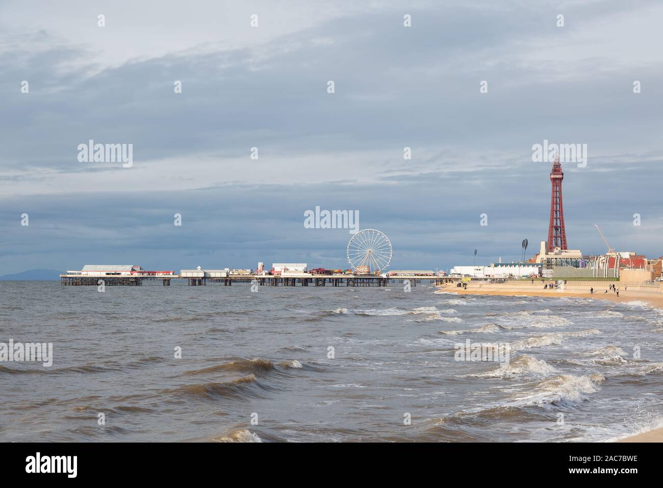Blackpool Tower und dem Pier, einem beliebten Reiseziel Stockfoto