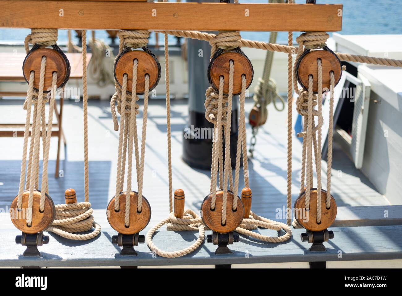 Anpacken und Bull's Eye von wanten auf dem restaurierten traditionellen Frachtschiff Lošinjski Druckt 'Nerezinac" in den Hafen von Mali Lošinj, Kroatien verankert Stockfoto