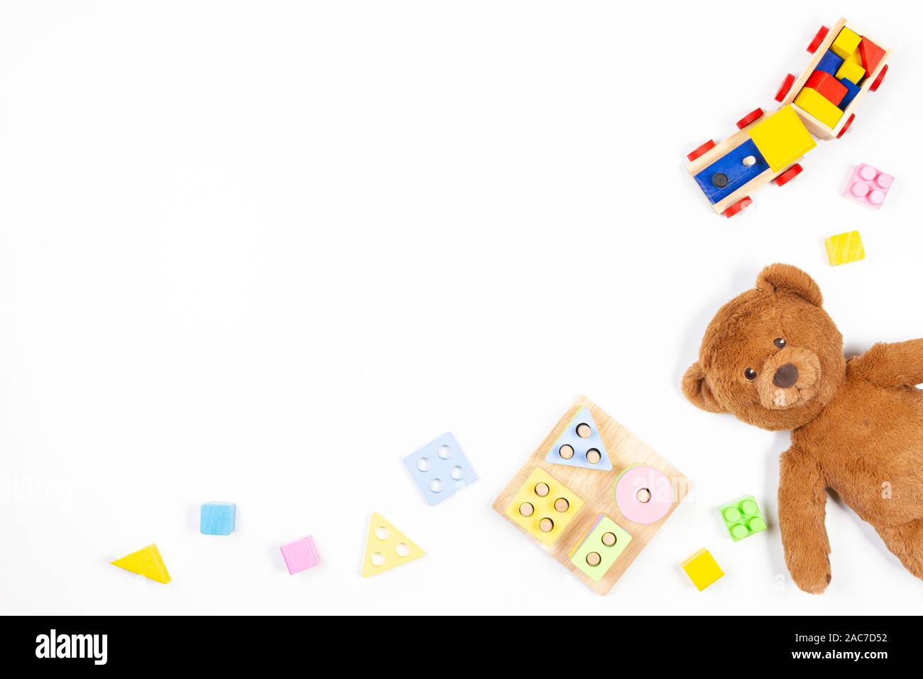 Baby Kinder Spielzeug Hintergrund. Holz- pädagogische Bausteine Form Farbe Anerkennung puzzle Spielzeug, Holz- zug, Teddybären und Blöcke auf weißem Hintergrund Stockfoto