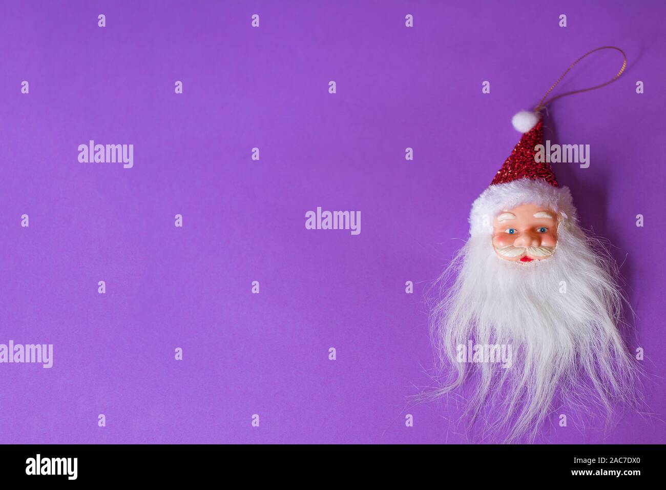 Santa Claus mit dem Kopf voraus positioniert auf der rechten Seite einer violetten Hintergrund. Es gibt eine Menge kopieren Platz für Text zur Verfügung. Stockfoto