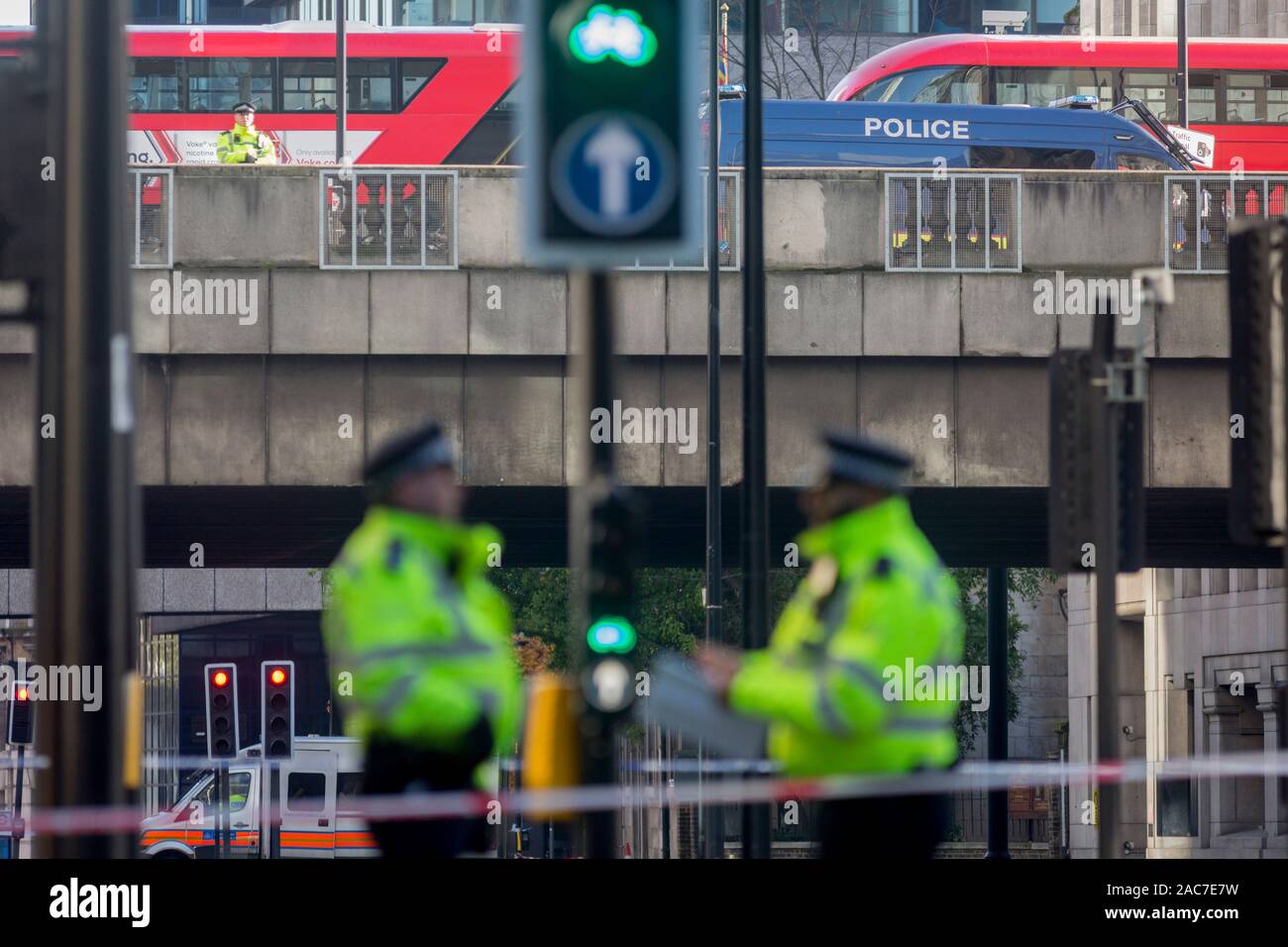 Der Morgen nach dem Terroranschlag in Fischhändler Halle auf der London Bridge, in denen Usman Khan (ein Verurteilter, terroristische befreit) 2 tötete bei einem Messer ein Angriff, anschließend von den Passanten in Angriff genommen - Durch und durch bewaffnete Polizei erschossen - Upper Thames Street ist noch abgesperrt, die am 30. November 2019 in London, England. Stockfoto