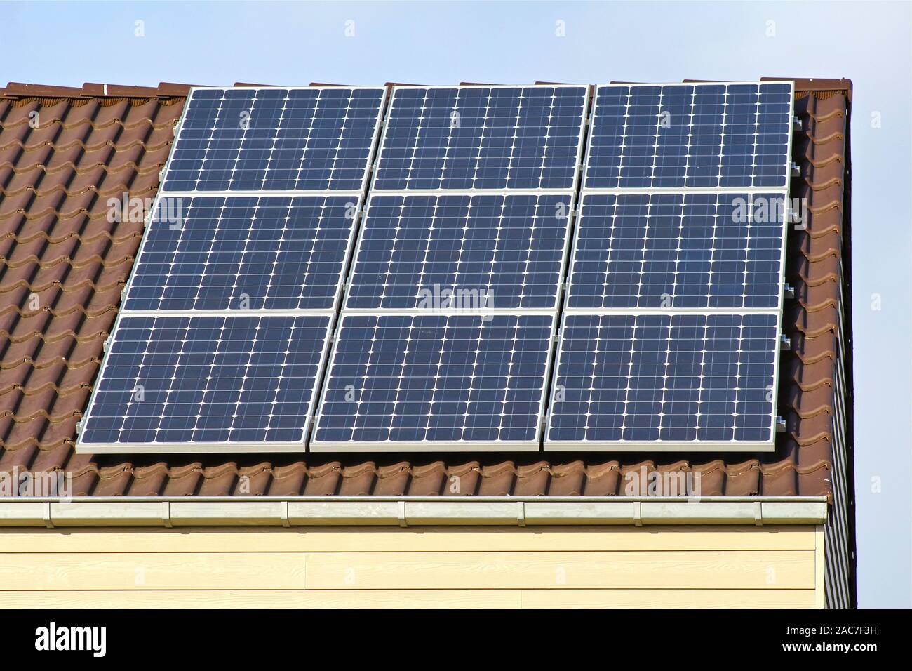 Solarzellen auf dem Dach eines inländischen Haus für alternative und umweltfreundliche Energie. Stockfoto