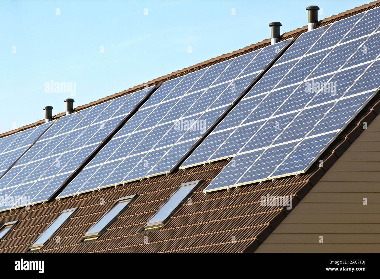 Solarzellen auf dem Dach eines inländischen Haus für alternative und umweltfreundliche Energie. Stockfoto