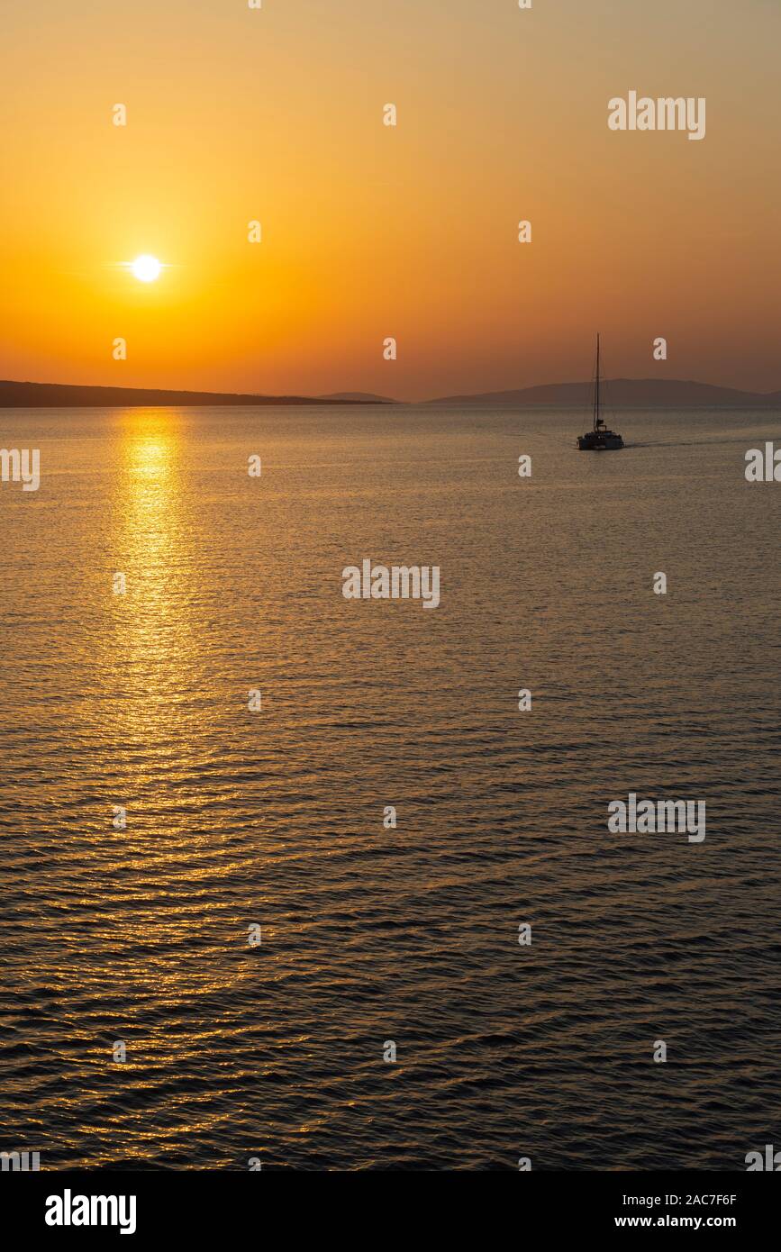 Boot segeln ruhe meer -Fotos und -Bildmaterial in hoher Auflösung – Alamy