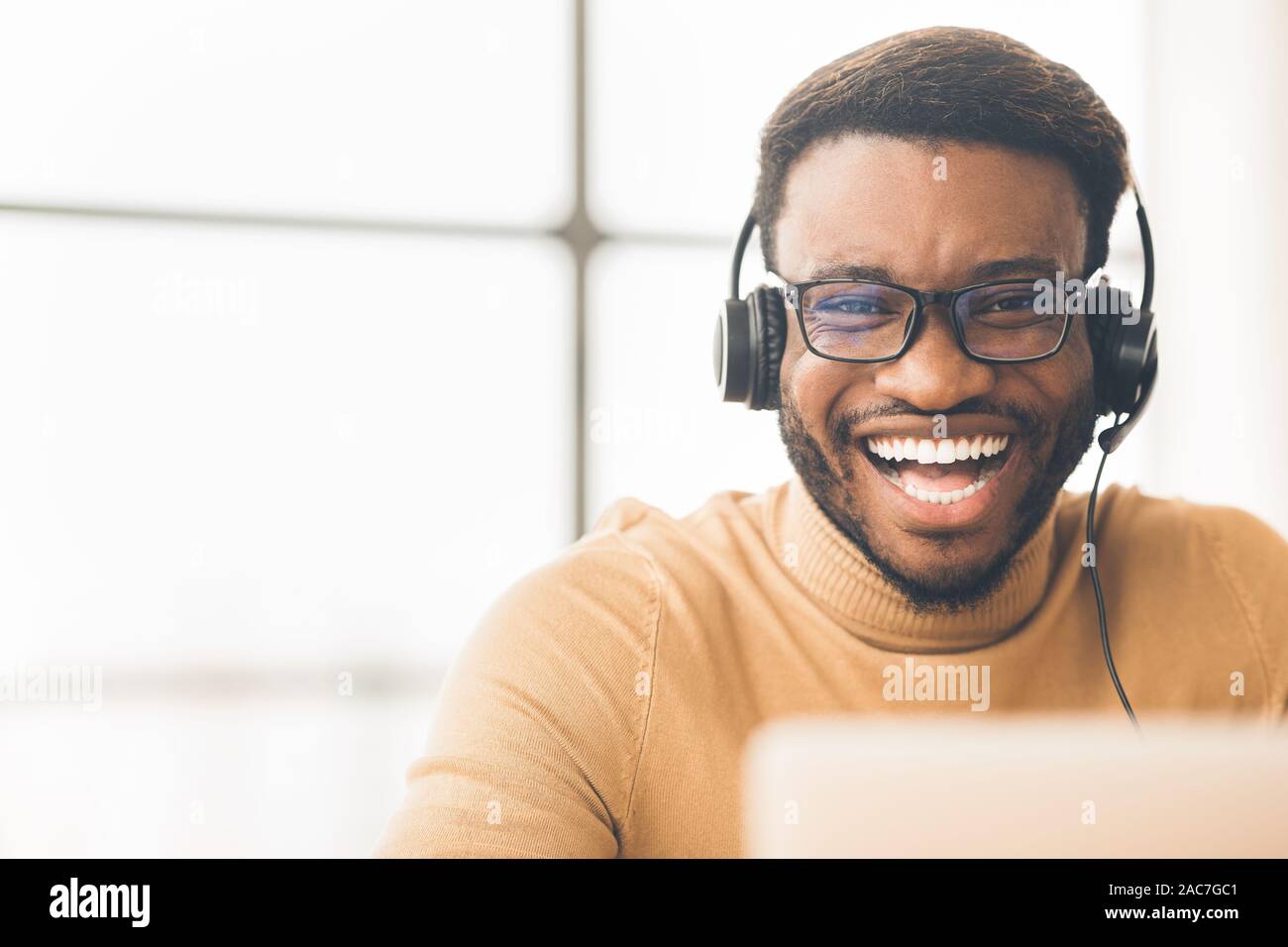 Nahaufnahme der glücklichen afrikanischen Kunden Service Agent Stockfoto