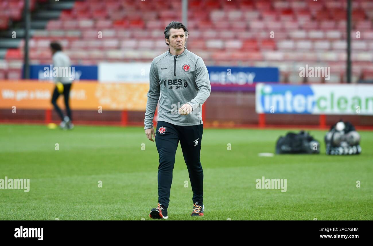 Fleetwood Manager Joey Barton prüft das Spielfeld vor dem Spiel des Emirates FA Cup 2. Runde zwischen Crawley Town und Fleetwood Town im People's Pension Stadium Crawley , Großbritannien - 01. Dezember 2019 - nur für redaktionelle Verwendung. Keine Verkaufsförderung. Für Football-Bilder gelten Einschränkungen für FA und Premier League. Keine Nutzung des Internets/Handys ohne FAPL-Lizenz - für Details wenden Sie sich an Football Dataco Stockfoto