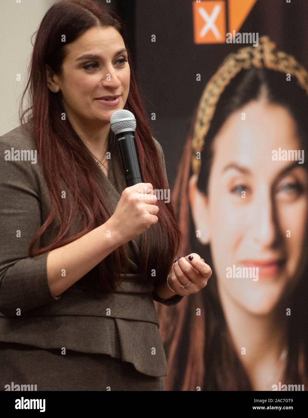 Die Liberalen Demokraten Kandidat für Finchley und Golders Green, Luciana Berger sprechen während einer Wahlveranstaltung Veranstaltung in Finchley, während auf der allgemeinen Wahlkampagne Trail. Stockfoto