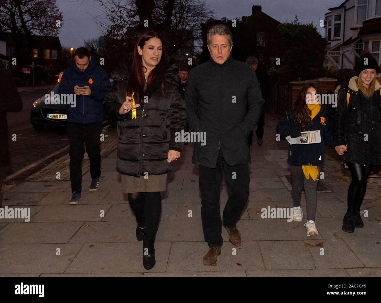 Die Liberalen Demokraten Kandidat für Finchley und Golders Green, Luciana Berger und Hugh Grant Kundenwerbung in Finchley, während auf der allgemeinen Wahlkampagne Trail. Stockfoto