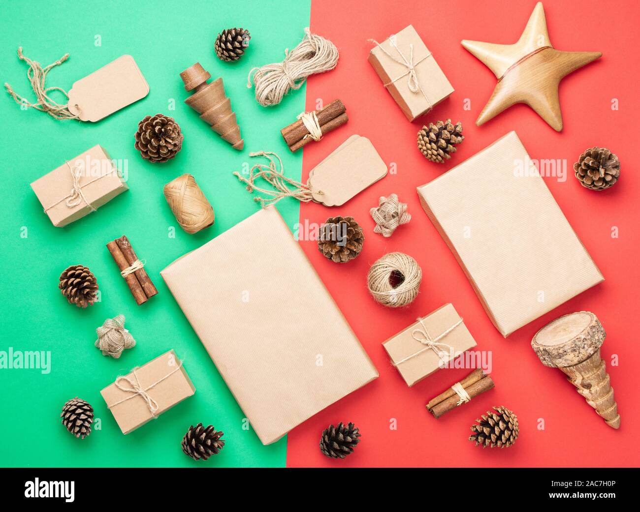 Null Abfall Weihnachten Komposition. Ansicht von oben Präsentiert in braun Handwerk Papier, kiefernzapfen, Zimtstangen, Jute Garn und woden Verzierungen für Dekoration gewickelt, selektiven Fokus Stockfoto