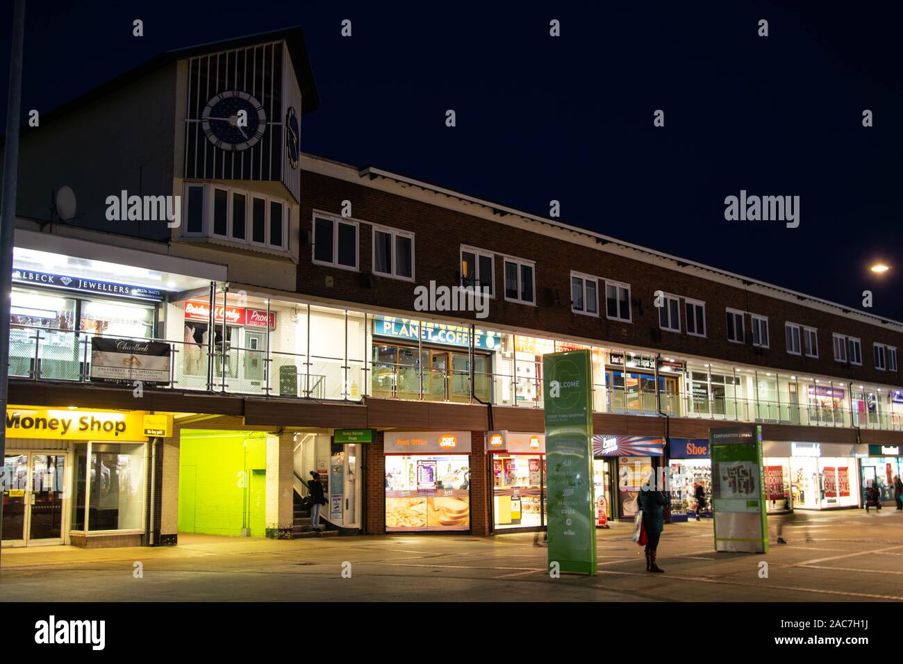 Rushden, Northamptonshire, Großbritannien - 15 November 2019 - Corby Einkaufszentrum Nacht Blick auf die Straße. Stadtzentrum in Northampton. Stockfoto