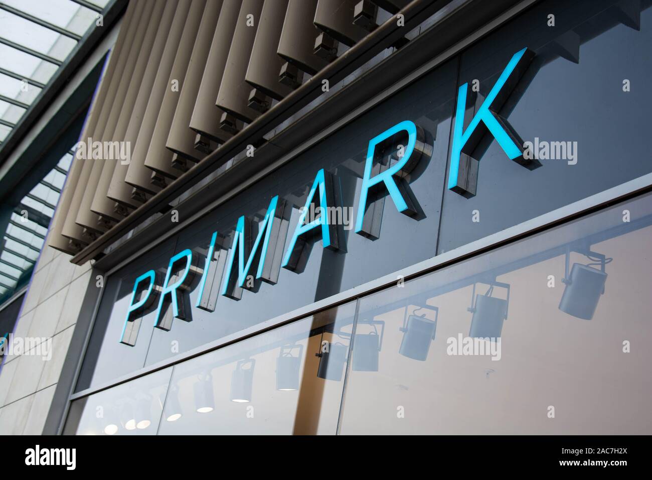 Rushden, Northamptonshire, Großbritannien - 15 November 2019 - Das Äußere des Primark in Großbritannien. Primark ist einer der führenden Haushalt Kleidung Einzelhändler Stockfoto