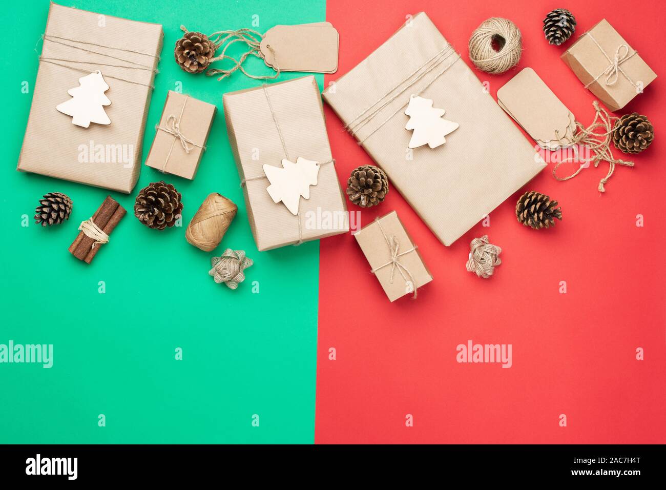 Null Abfall Kunststoff kostenlos Weihnachten. Blick von oben auf die Geschenke in braun Handwerk Papier, kiefernzapfen, Zimtstangen, Jute Garn und woden Verzierungen für Dekoration, kopieren Raum gewickelt, selektiven Fokus Stockfoto