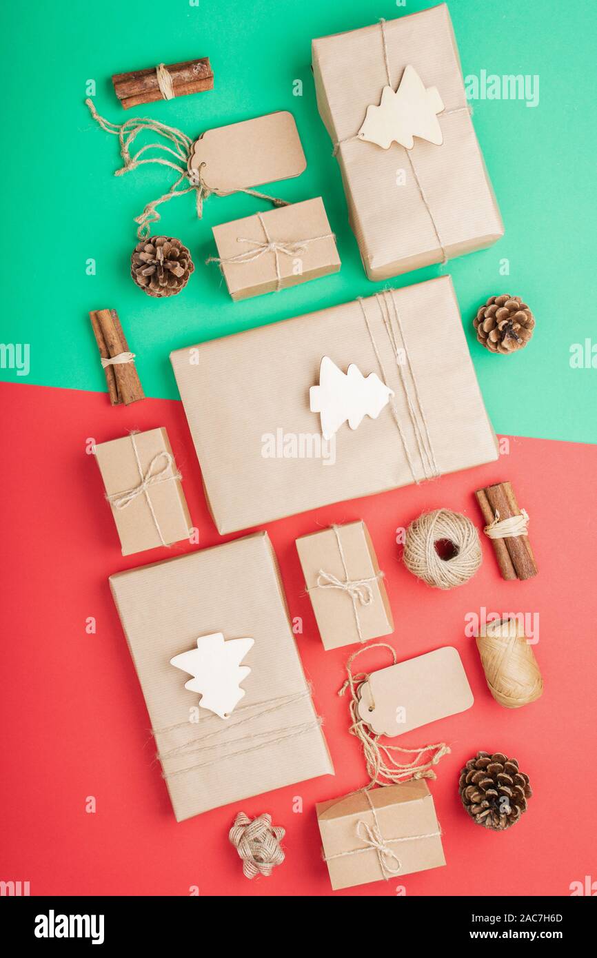 Null Abfall Weihnachten arrangement. Ansicht von oben von präsentiert in braun Handwerk Papier, kiefernzapfen, Zimtstangen, Jute Garn und woden Verzierungen für Dekoration gewickelt, selektiven Fokus Stockfoto