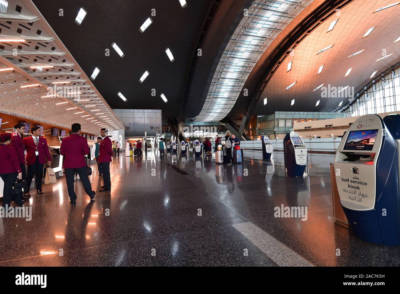 Doha, Katar - Nov 24. 2019. Smart Check-in Abflugbereich des Hamad International Airport. Self-Service-Kiosk Stockfoto