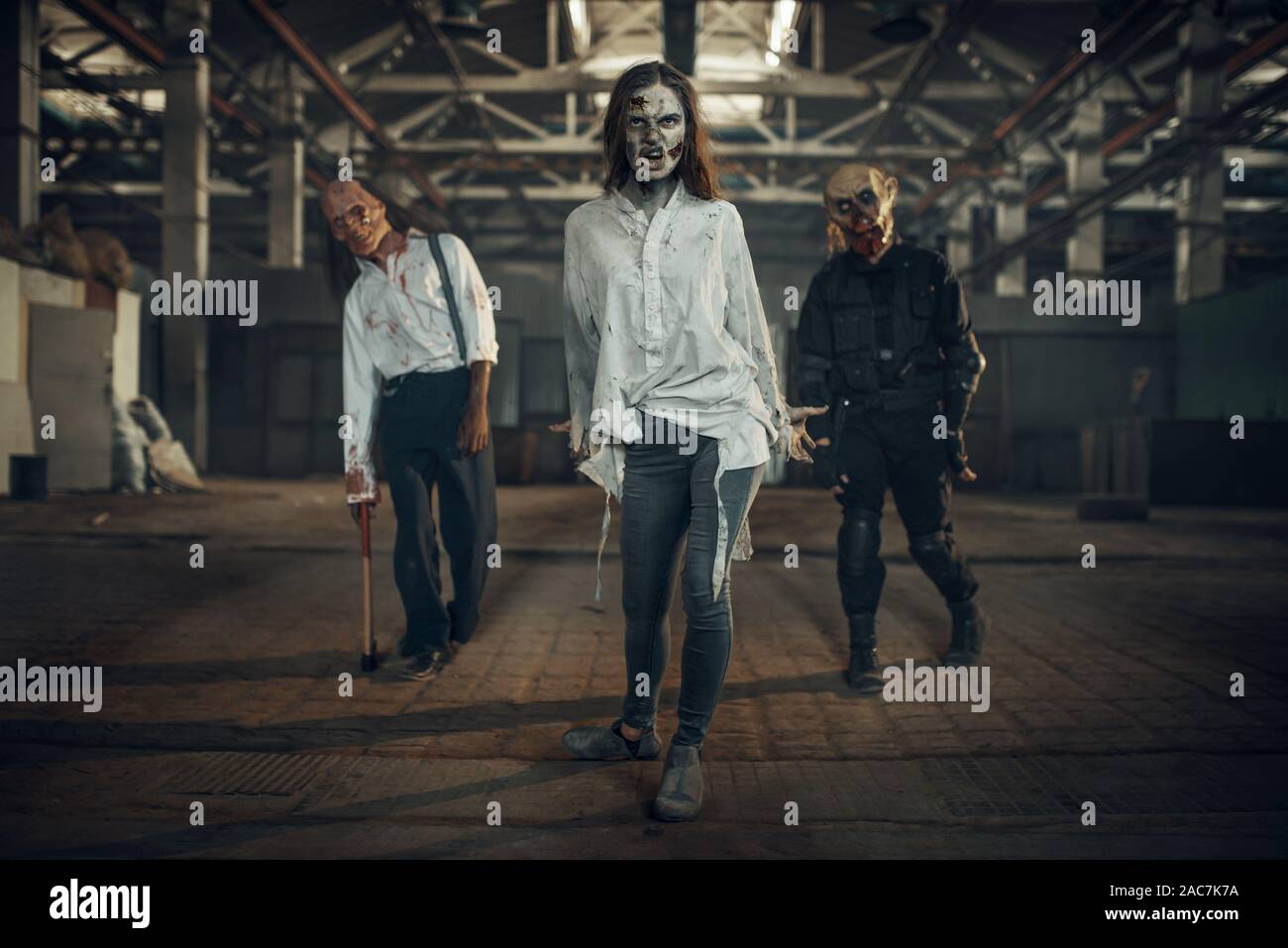 Zombies auf der Suche nach frischem Fleisch, verlassenen Fabrik Stockfoto