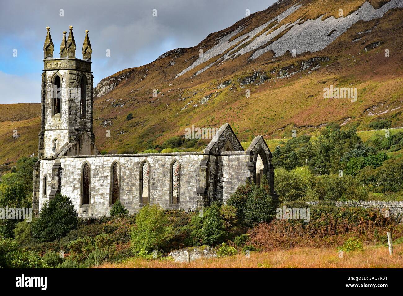 Die verlassenen Dunlewey Kirche am Fuße des Mount Errigal, dem höchsten Gipfel des Derryveagh Gaeltacht, vergiftet Glen, Irland, Europa. Stockfoto