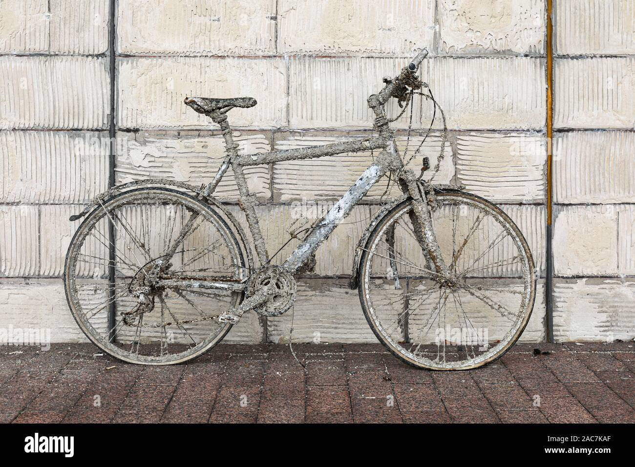 Gestohlenes Fahrrad aus dem Meer gezogen Nachdem er einige Zeit unter Wasser Stockfoto