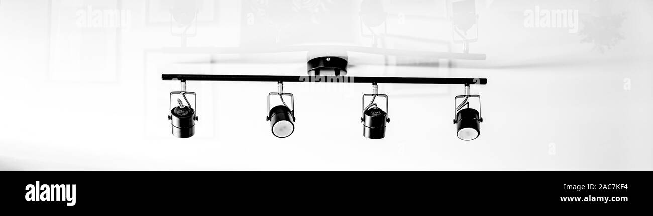 Ein Fragment des Inneren der Home loft Beleuchtung. Abstrakte Lampe in Form einer Laibung bei Tageslicht, Panoramabild, modernes Loft Stil weiß Stret Stockfoto