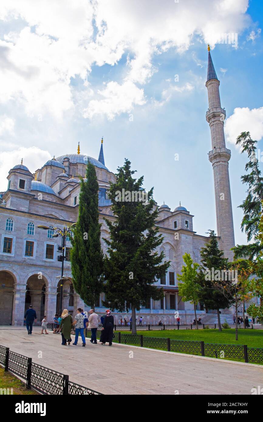 Istanbul, Türkei - 7. September 2019. Einheimische und Touristen gleichermaßen besuchen Sie Fatih Moschee, eine der größten türkischen islamischen Gebäude in der Stadt Stockfoto