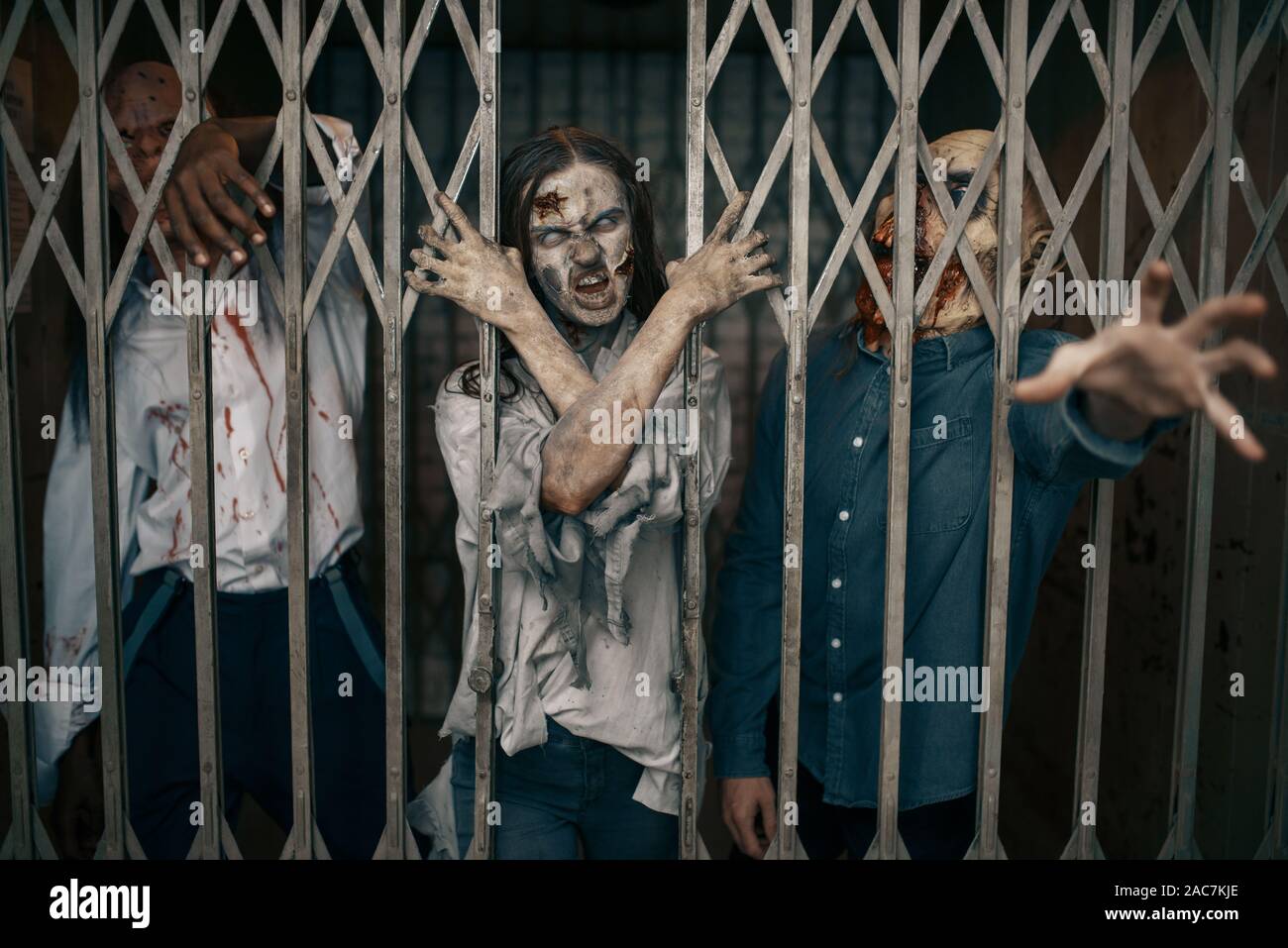 Zombie hinter den Gittern der Aufzug, Todesfalle Stockfoto