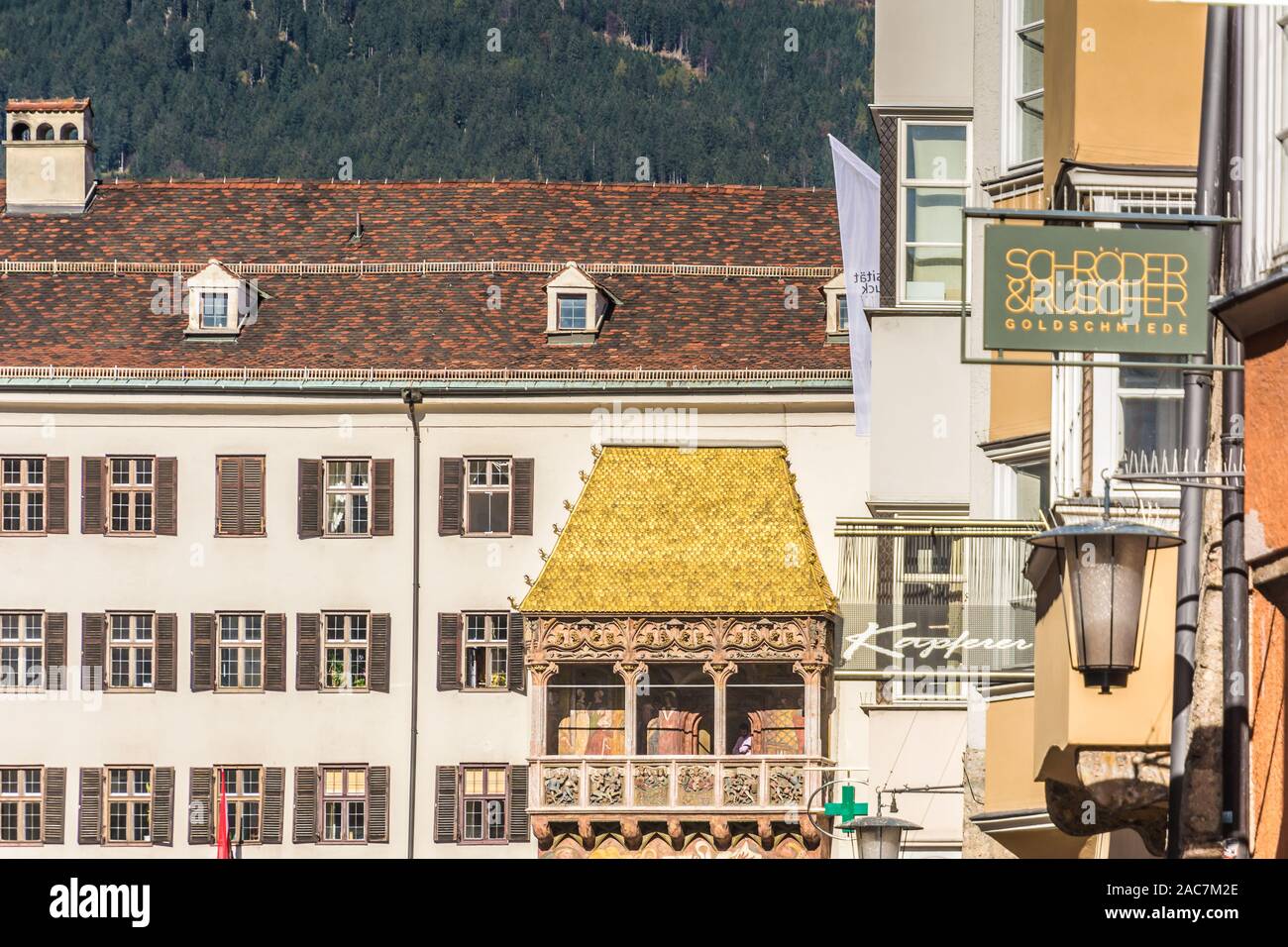 Detail der berühmten Goldenen Dachl Innsbruck in Österreich. Das Goldene Dachl, mit 2.738 Feuer - vergoldete Kupfer Fliesen in Innsbruck, Österreich, verziert. Stockfoto