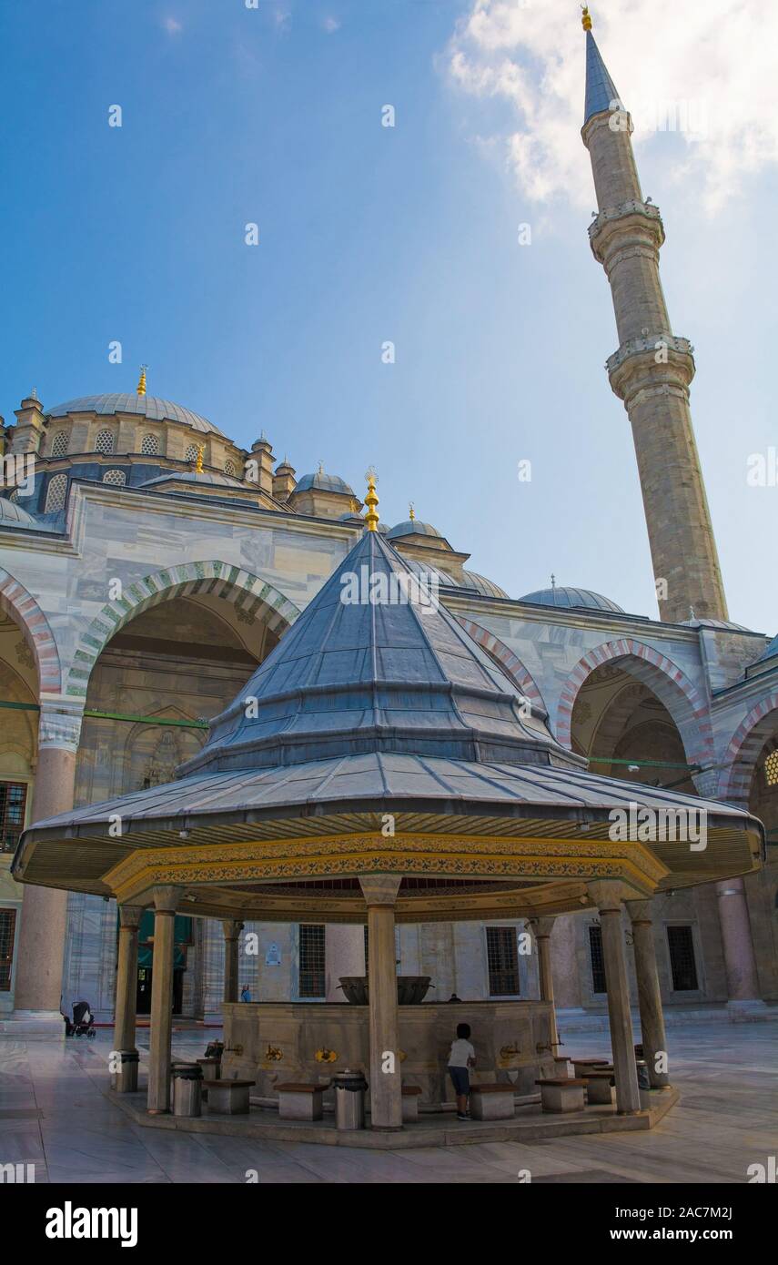 Die sebil Waschung Brunnen im Hof von Fatih mosequ in Istanbul, Türkei Stockfoto