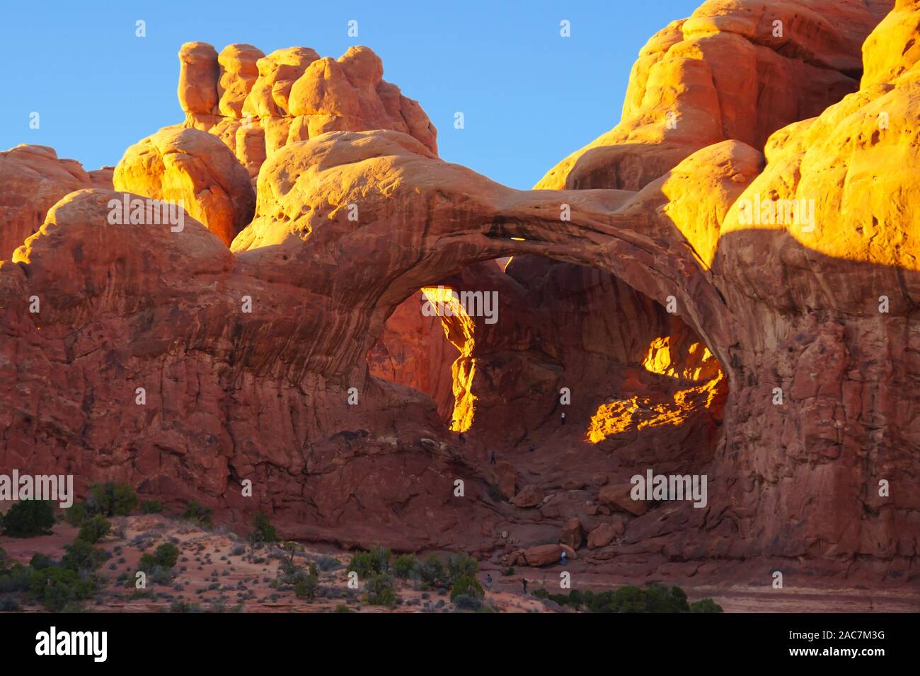 Die beeindruckende Double Arch im Arches National Park direkt vor Sonnenuntergang gibt erstaunliche Windows von Licht und Schatten. Stockfoto