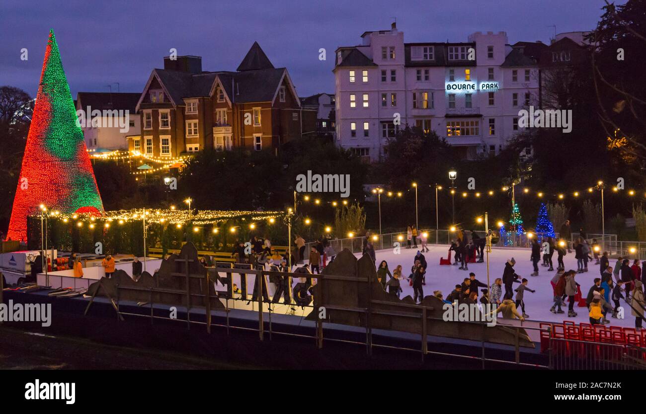 Bournemouth, Dorset, Großbritannien. Dezember 2019. Die Menschenmassen trotzen der Kälte und nutzen das trockene Wetter, um Bournemouth Gardens für das Bournemouth Christmas Tree Wonderland mit mehr als 100 glitzernden Bäumen und Lichtern zu besuchen und auf der Eislaufbahn im Freien zu Schlittschuhlaufen. Einige der Bäume repräsentieren sechs Städte auf der ganzen Welt. Besucher können dem Weg folgen. Quelle: Carolyn Jenkins/Alamy Live News Stockfoto