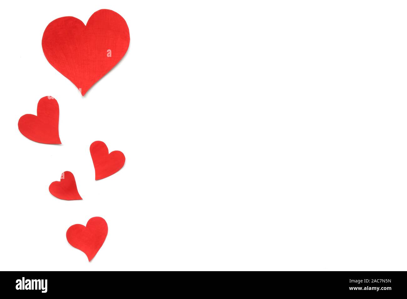 Valentines Tag Karte, Hintergrund, Rahmen rot niedliche Herzen aus Papier. Weißer Hintergrund mit Herzen in Papier in unterschiedlichen Größen. Valentinstag ro Stockfoto