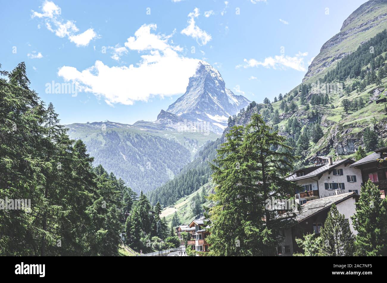 Amazing Alpine Village Zermatt in der Schweiz von Wald umgeben. Berühmte Matterhorn im Hintergrund. Schweizer Alpen, alpine Landschaft. Reiseziele, schönen europäischen Orten. Stockfoto