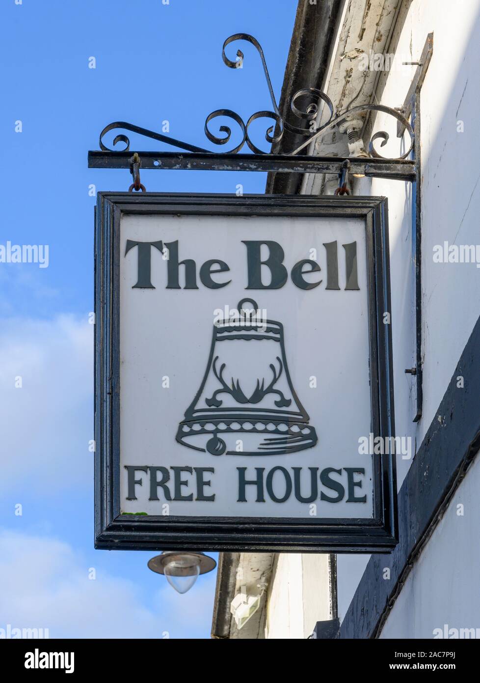 Hängende pub Zeichen für das Bell Inn, Bell Street, Whitchurch, Hampshire, England, Großbritannien Stockfoto