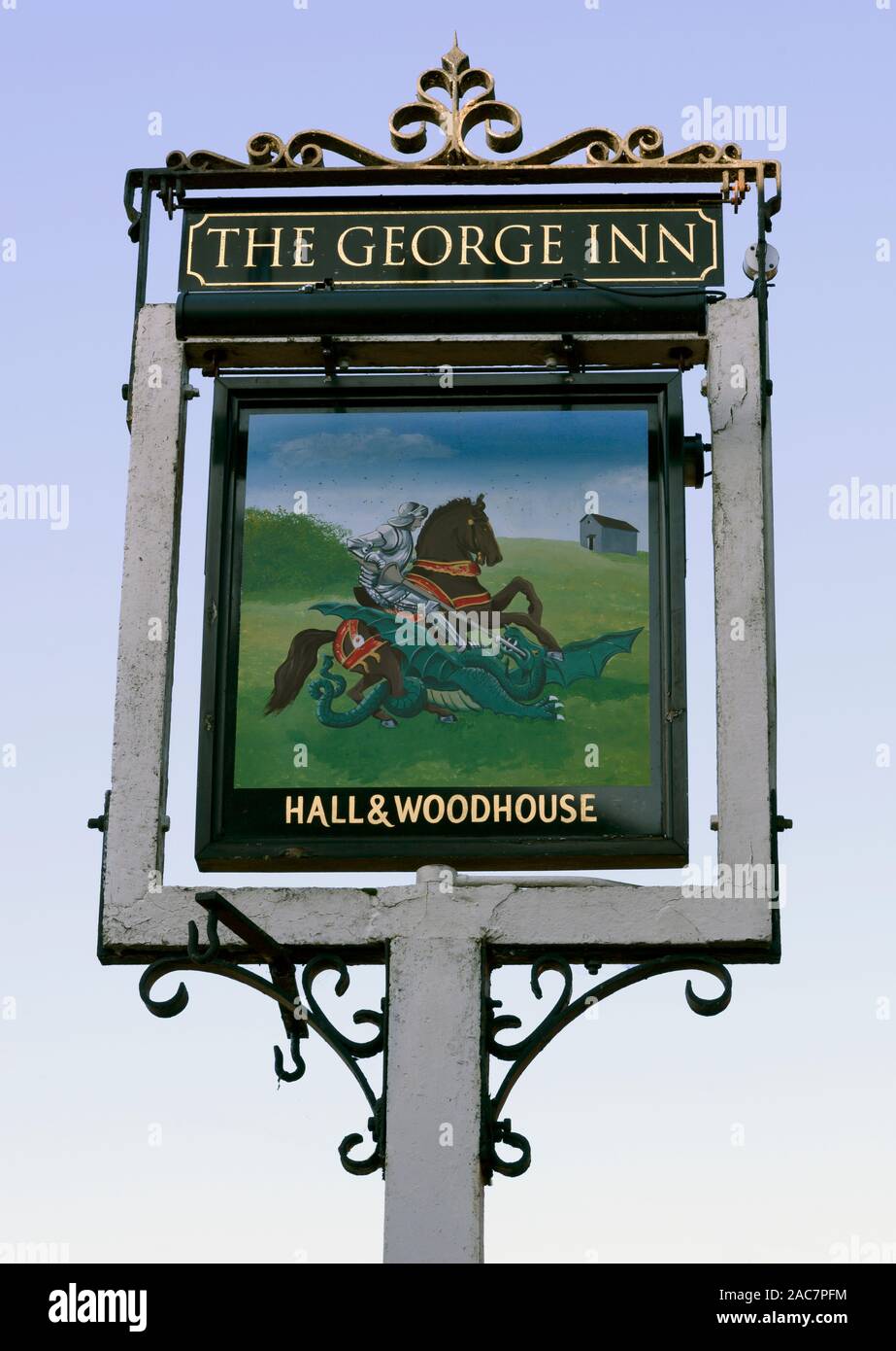 Hängende pub Schild am George Inn, St Mary Bourne, Hampshire, England, Großbritannien Stockfoto