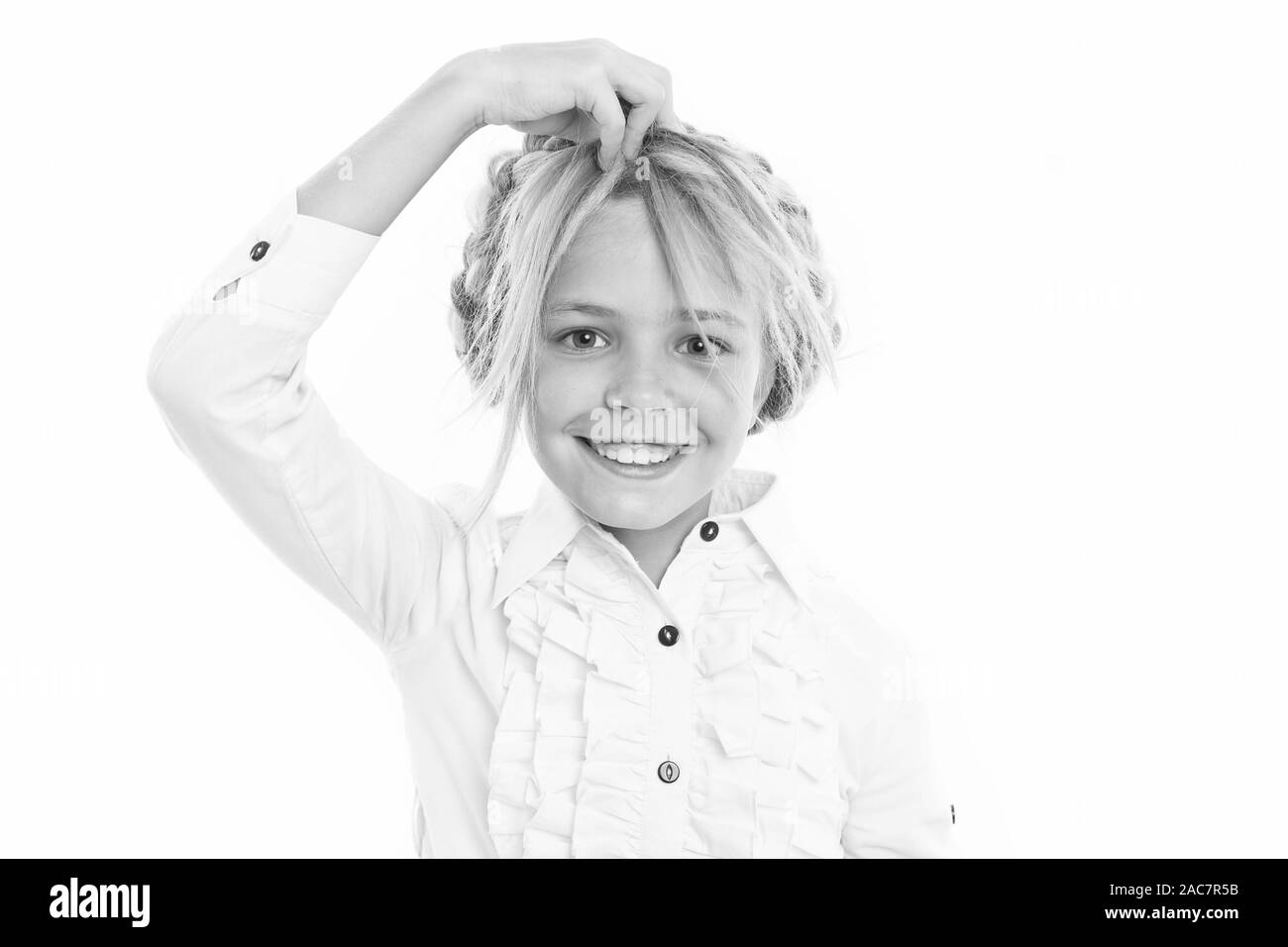 Cut Bangs. Mädchen süßes Schulmädchen vorstellen, sie hat Bangs. Friseur und Frisur. Fashion Trend. Ausschneiden Knallt richtig. Lächelnd Kind prüfen, ob Bangs passt zu ihr. Die Länge des Haares um Gesicht. Stockfoto