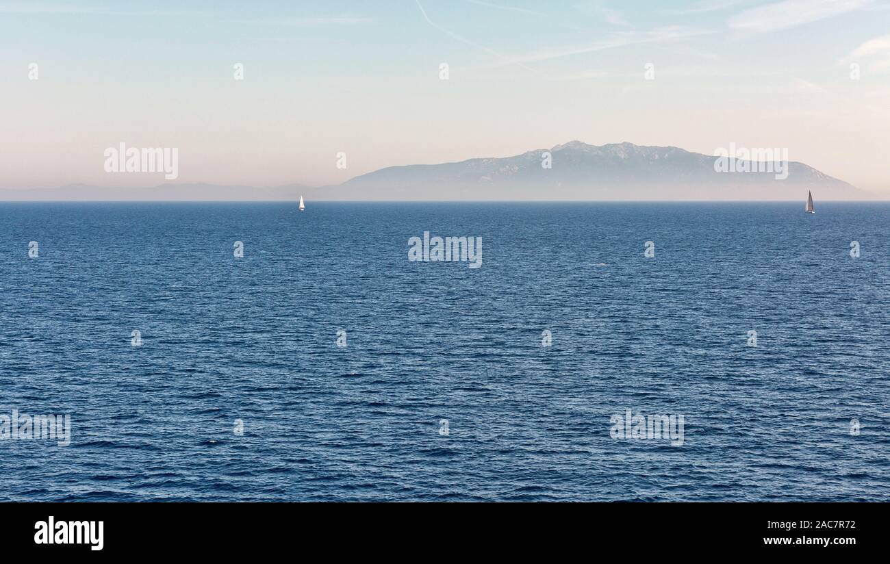 Insel Elba Westküste haze Silhouette weit in das offene Meer. Mittelmeer, Italien. Stockfoto