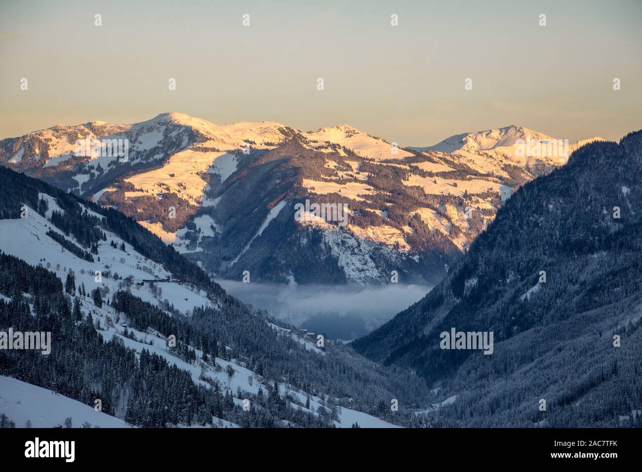 Panoramablick Saalbach Hinterglemm Leogang Steinernes Meer Sunset Valley Dämmerung Stockfoto