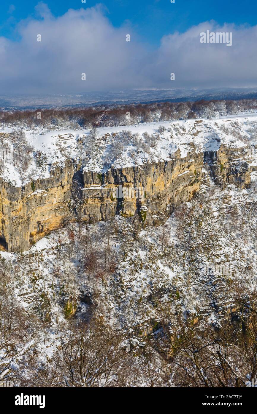 Natürliche Felsen und Sicht im Winter. Stockfoto