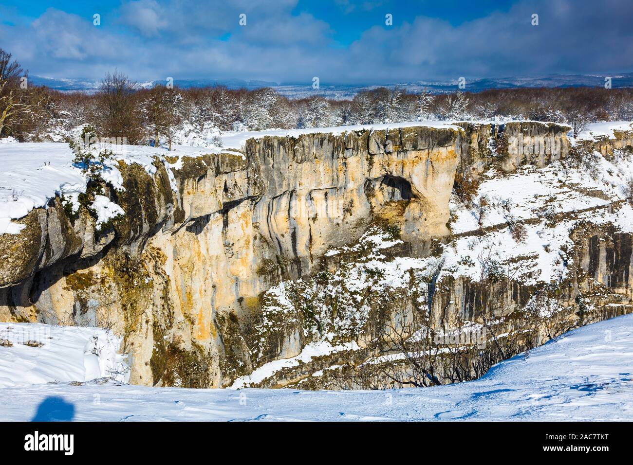 Natürliche Felsen und Sicht im Winter. Stockfoto