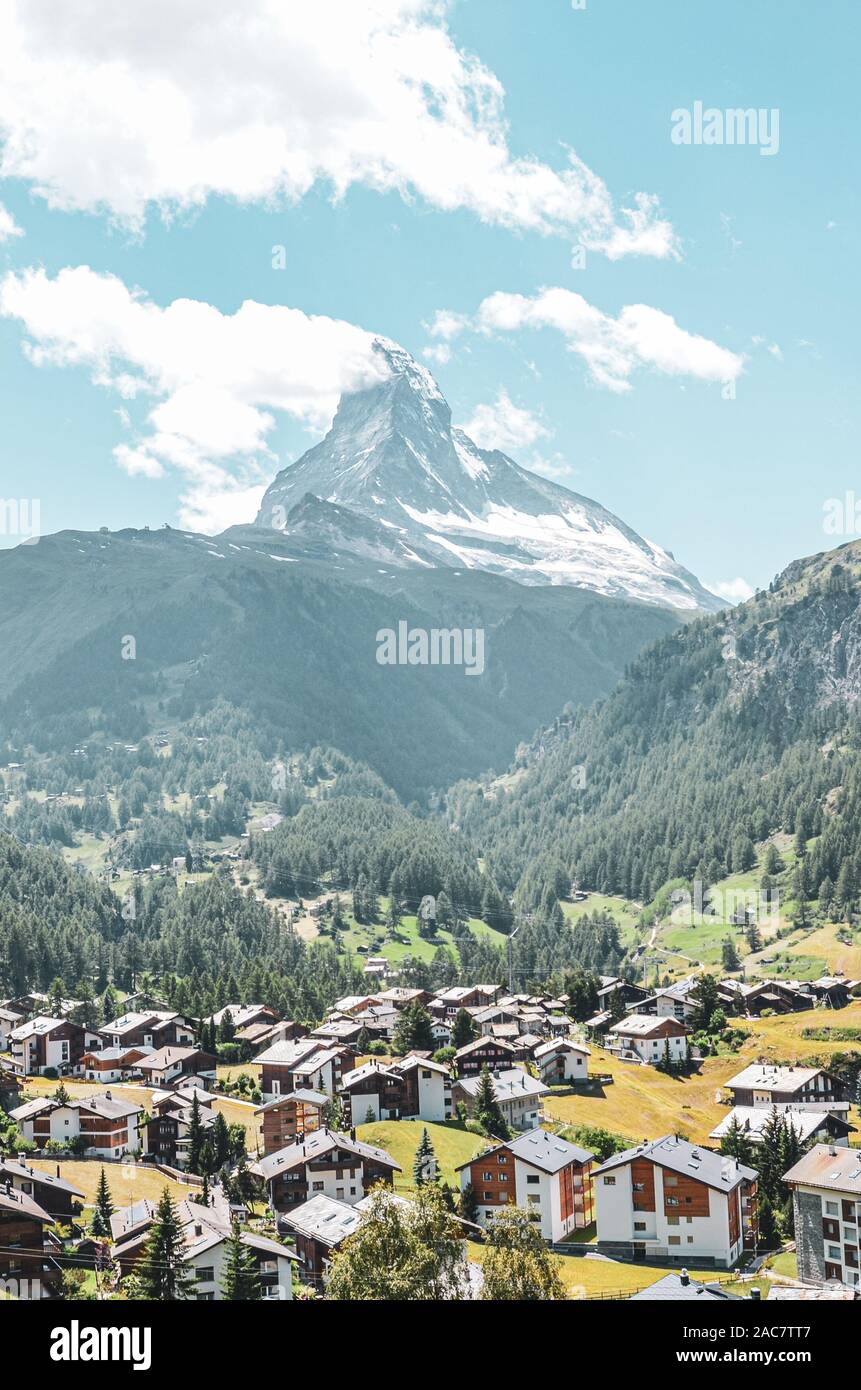 Herrliche Aussicht auf den wunderschönen alpinen Dorf Zermatt in der Schweiz im Sommer. Berühmte Matterhorn im Hintergrund. Typische Alpine Mountain Chalets. Schweizer Alpen, alpine Landschaft. Stockfoto