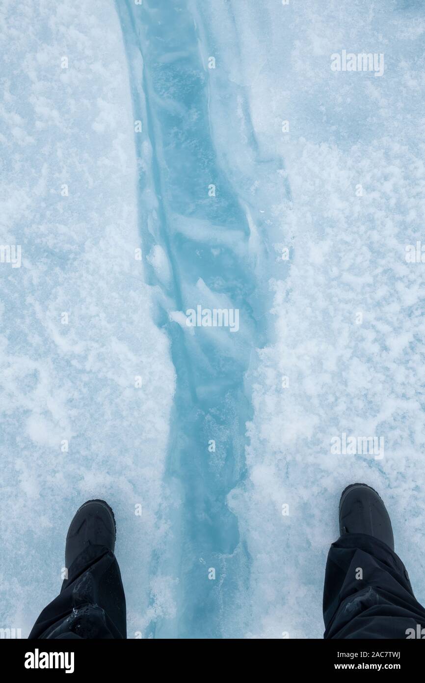 Russland, hohen Arktis geographischen Nordpol, 90 Grad Nord. Detail der Füße stehen auf dicke mehrjähriges Eis am Nordpol. Stockfoto