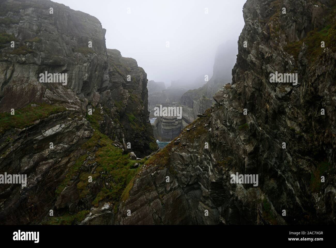 Klippen, Mizen Head, südwestlichsten Punkt von Irland, Nebel, Nieselregen, schlechtes Wetter, wilden Atlantik weg, touristische Attraktion, RM Irland Stockfoto