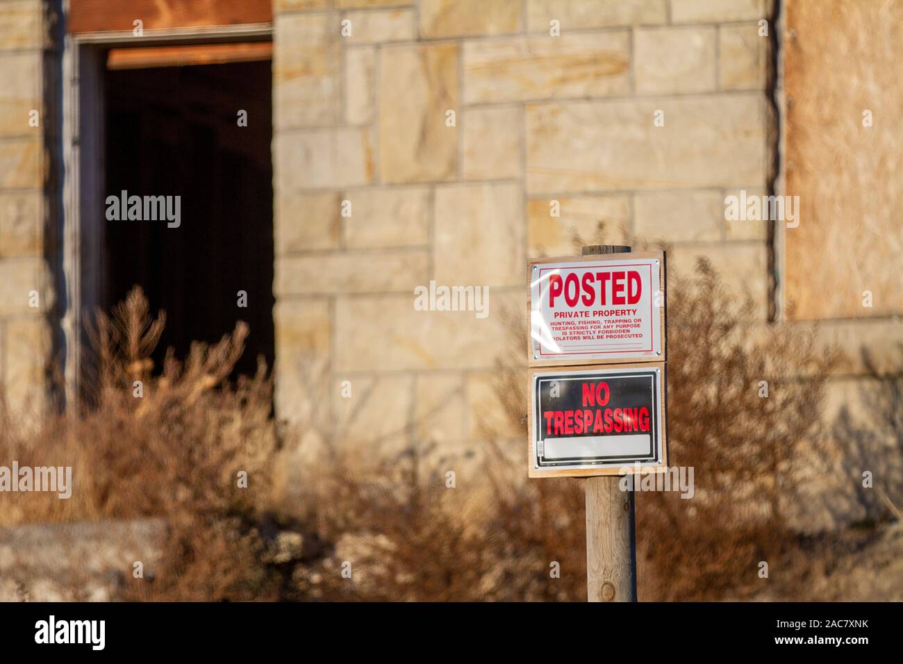 Für kein Übertreten auf einem alten abgenutzten Haus gebucht Stockfoto