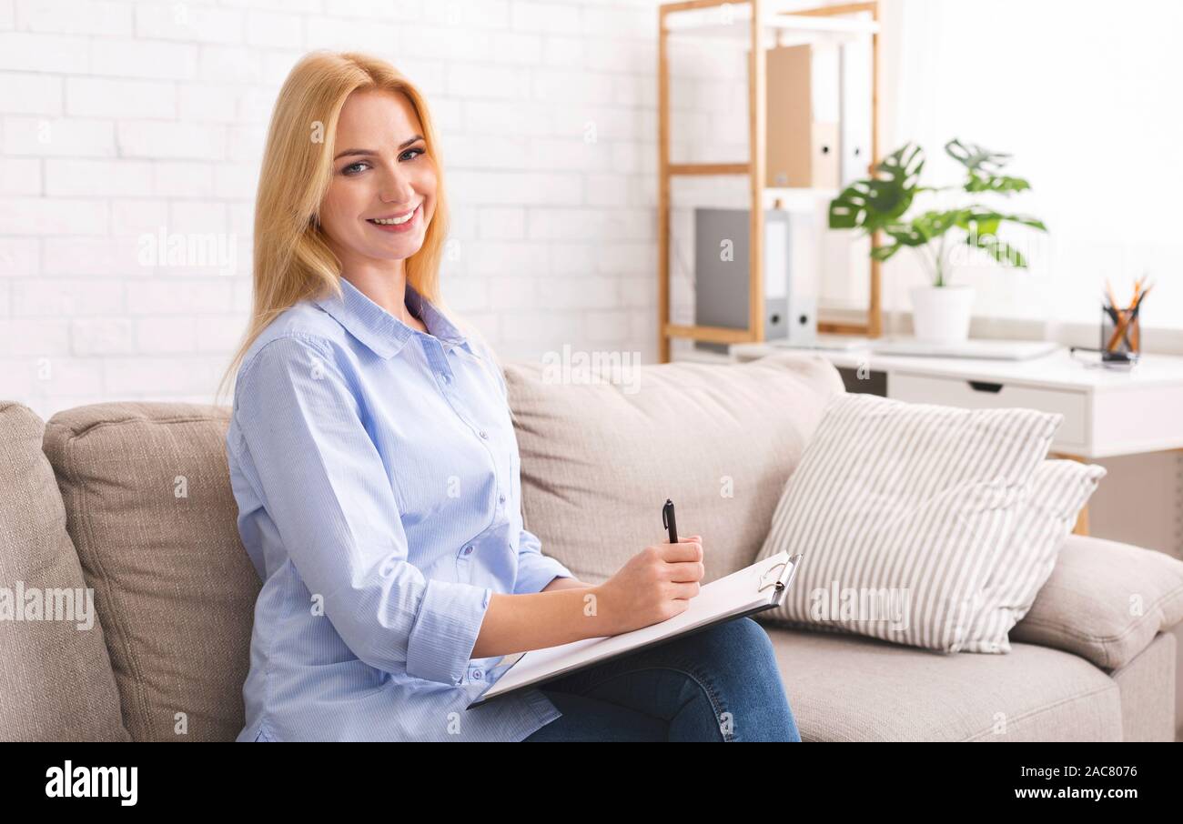 Freundliche professionelle weibliche Psychotherapeut in die Kamera lächeln Stockfoto