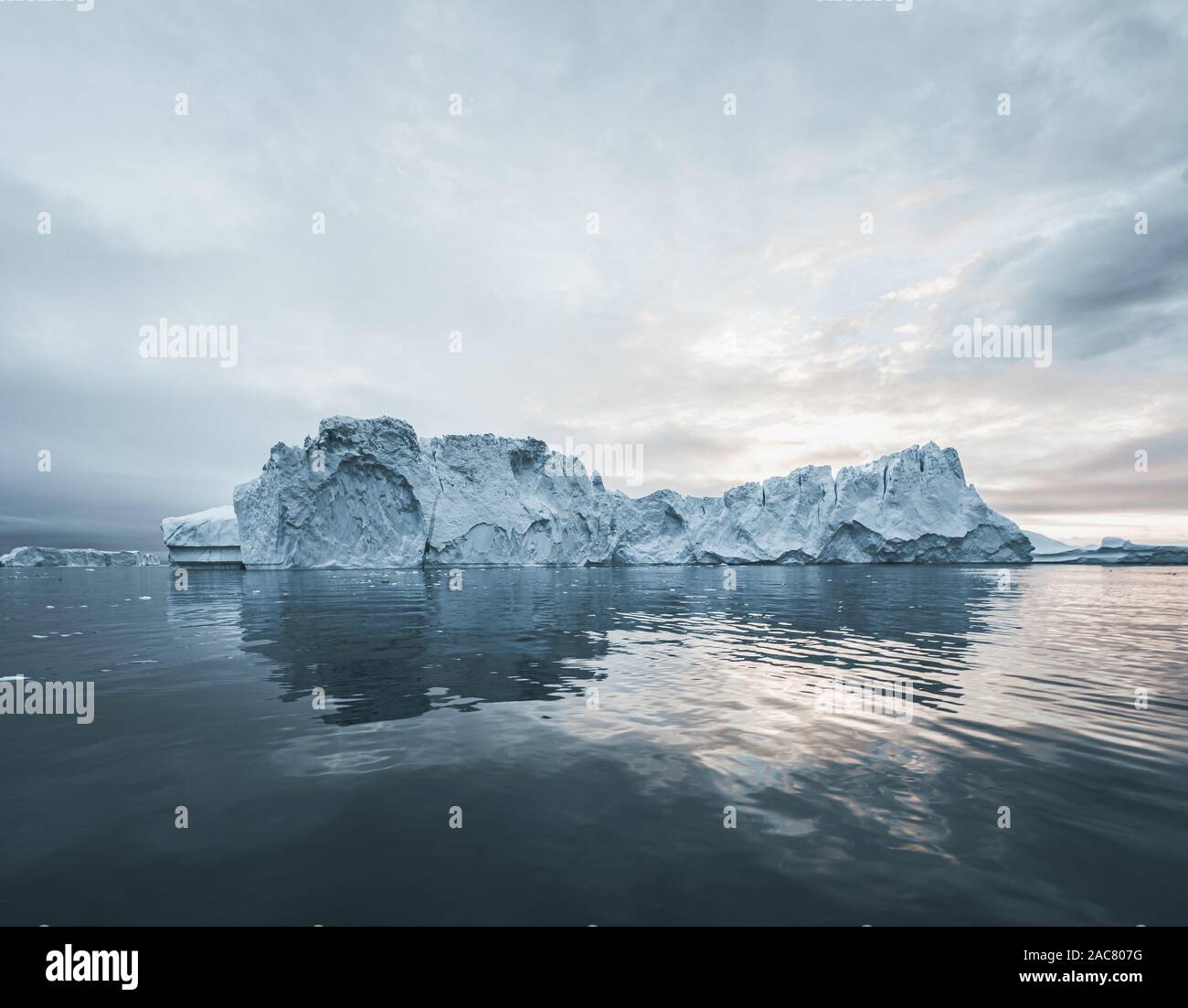 Sonnigen Tag in der Antarktis. Voller Ruhe und Besinnung der Eisberge im tiefen Wasser. Anreise mit dem Schiff unter den Ices. Schnee und Eis der Antarcti Stockfoto