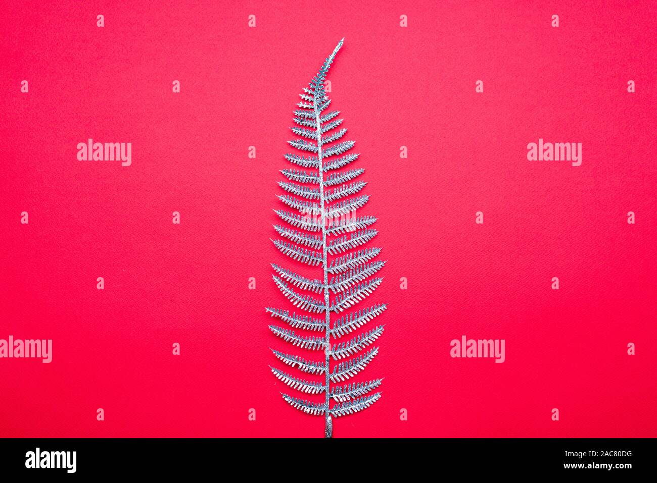 Leuchtenden Weihnachtsbaum aus Dekoration - Silber Glitzer Sekt auf einem roten Hintergrund, Ansicht von oben Stockfoto