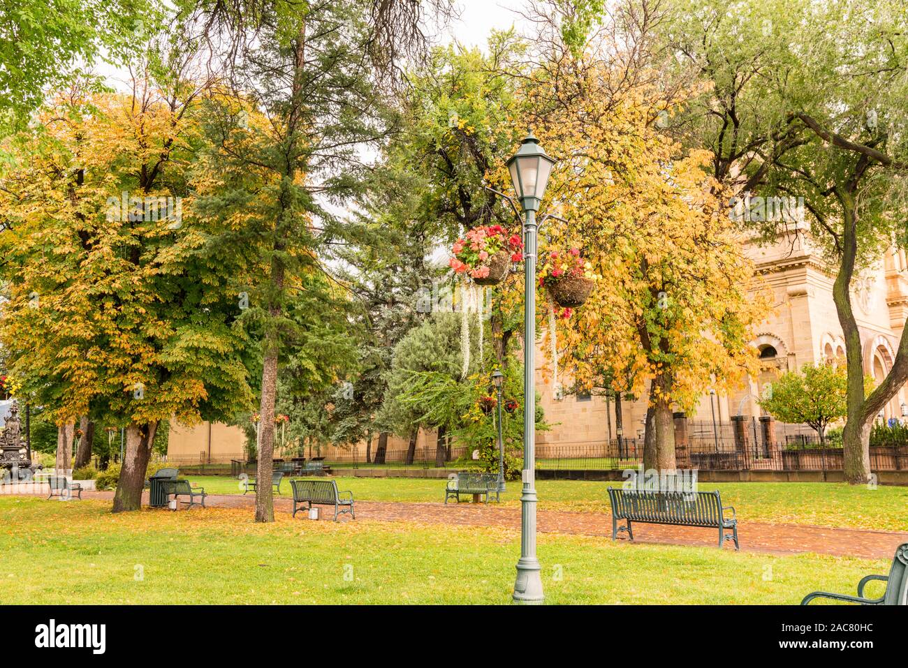 Kathedrale Park neben dem Dom der Basilika des Hl. Franziskus von Assisi in Santa Fe, New Mexico Stockfoto