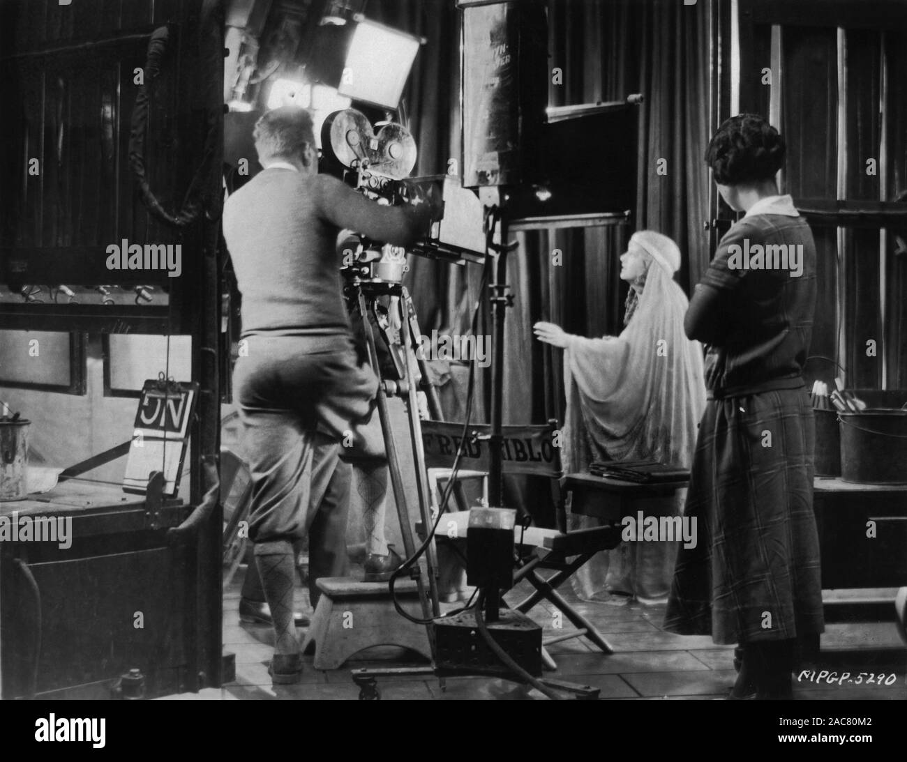 Regisseur Fred Niblo auf offener MAI McAVOY Filmen als Esther in BEN-HUR: A TALE DES CHRISTUS 1925 Regisseur Fred Niblo Roman General Lew Wallace Anpassung Juni Mathis Stummfilm Metro Goldwyn Mayer eingestellt Stockfoto