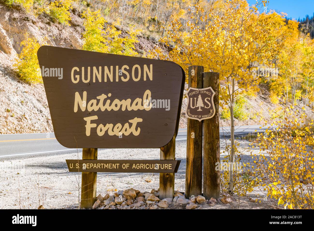 Gunnison, CO - Oktober 3, 2019: Gunnison National Forest Willkommen Zeichen entlang der Straße im Herbst Stockfoto