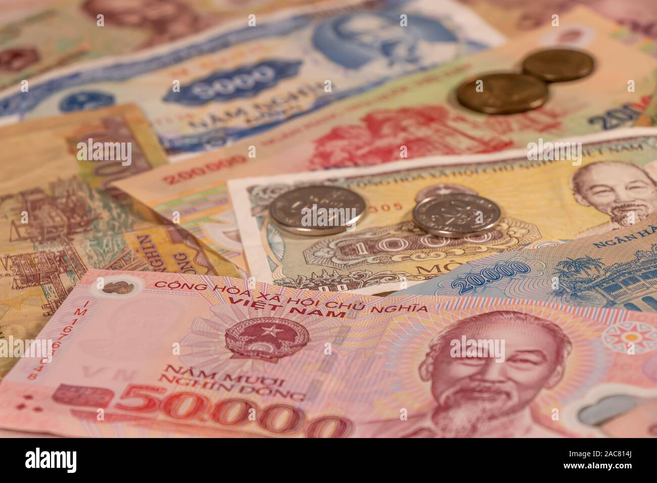 Eine Komposition von Vietnamesischer Dong VND Banknoten und Münzen bietet große Möglichkeiten für die Illustration von Themen wie Handel, Banken, Medien verwendet werden, Pre Stockfoto
