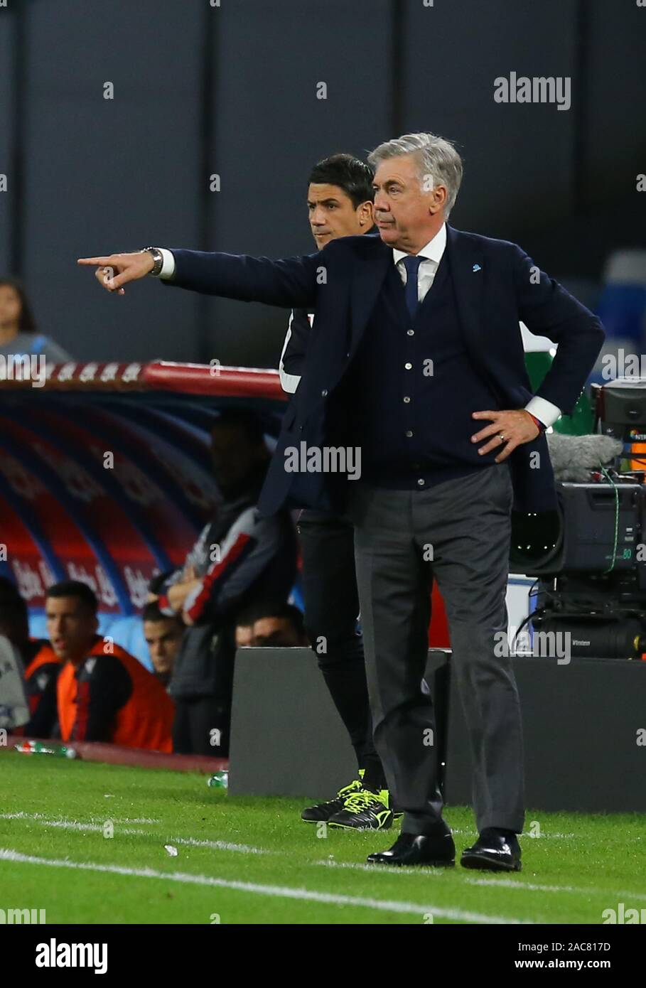 Napoli italienische Trainer Carlo Ancelotti Gesten während der italienischen Serie A Fußballspiel SSC Neapel FC Bologna 1909 vs. Bologna gewann 2-1. Stockfoto