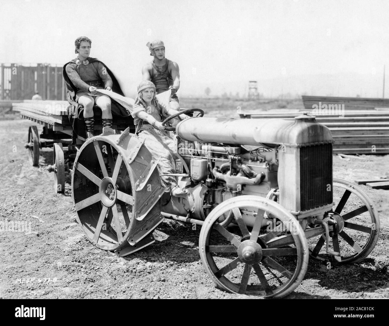 RAMON NOVARRO FRANCIS X. BUSCHMANN und kann McAVOY in Kostüm Fahren des Traktors beim Bau von Hollywood für Circus Maximus für BEN-HUR: A TALE DES CHRISTUS 1925 Regisseur Fred Niblo Roman General Lew Wallace Anpassung Juni Mathis Stummfilm Metro Goldwyn Mayer Stockfoto
